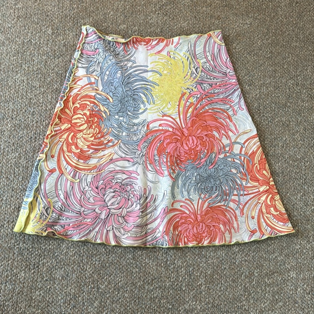 Haystacks brand pull on scalloped edges . Size M